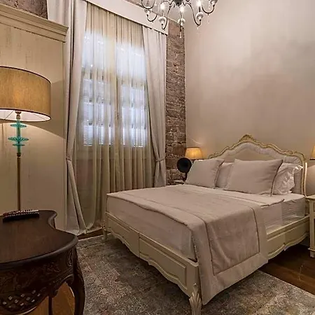 Cunda Callisto Despot Evi 12 Yas Ve Uezeri