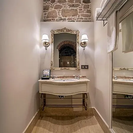 Cunda Callisto Despot Evi 12 Yas Ve Uezeri Cunda